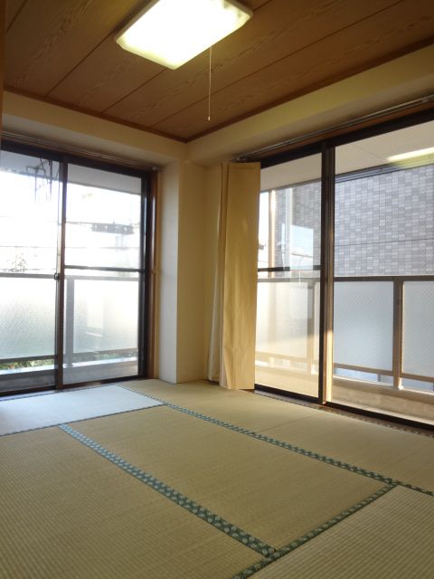 Living and room. It is relaxing Japanese-style room in the two-sided lighting