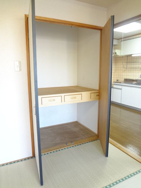 Receipt. There are large storage! 