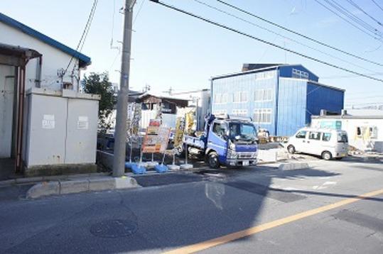 Local photos, including front road. Frontal road