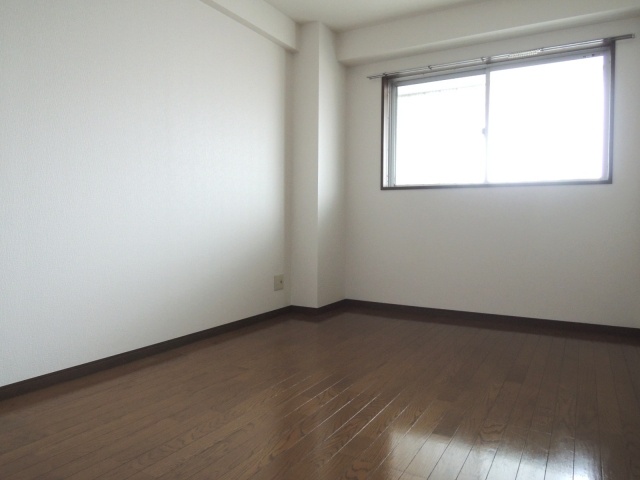 Living and room. Separate reference is a picture