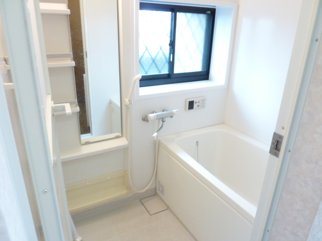 Bath. Bathroom to heal fatigue of the day (with a window)