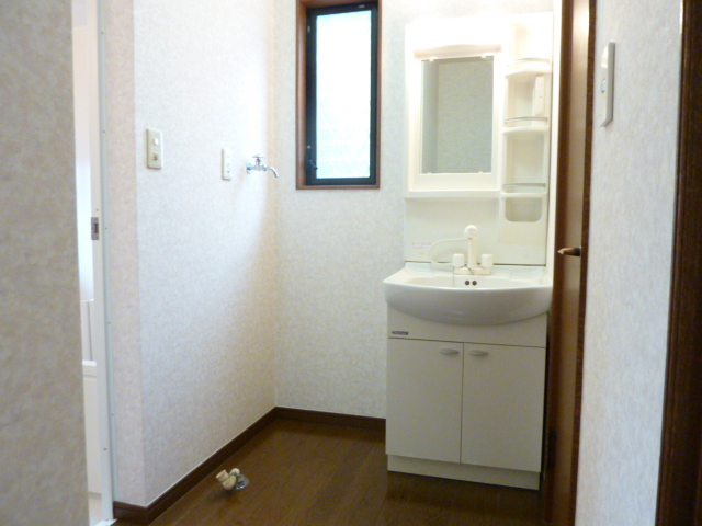 Washroom. Independent wash basin (Washing machine in the room)