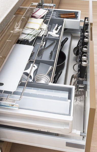 Tool container which was under the sink housed in the pull-out of the three-stage. First stage / Wire rack 2 stage to accommodate the dishcloth and cutting board / Toolbox third stage to accommodate small items / Cabinet for housing the pot and ladle class