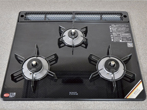 Kitchen.  [3-neck glass top stove] Adopt a beautiful shot manufactured by glass top stove also look which has been subjected to glass processing on the surface. Such as oil stains are easily wiped off, Easy to clean.