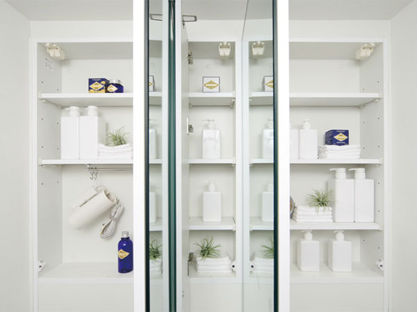 Bathing-wash room.  [Kagamiura with storage triple mirror] Three-sided mirror back the entire surface of storage space, You can hold small items such as cosmetics.