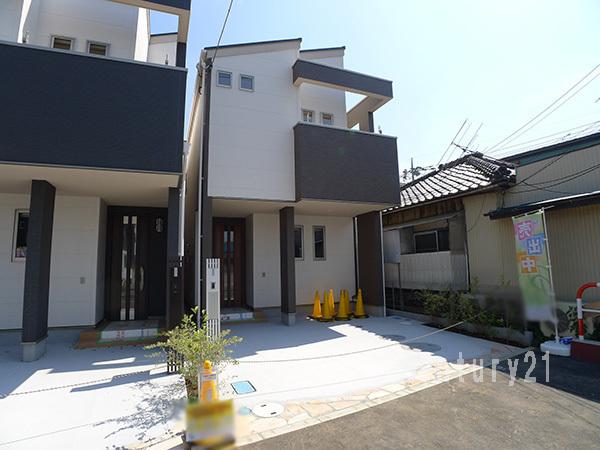 Local appearance photo. Plenty of sunshine and a pleasant breeze pour in residence