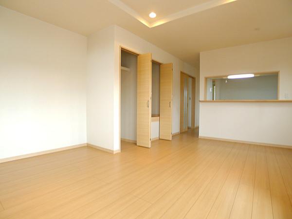 Living. Warmth full of space to feel the touch of the sun