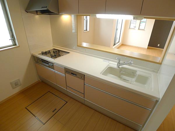 Kitchen. Face-to-face kitchen that can dishes while watching the children play in the living room
