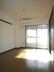 Living and room. Bright Western-style ・ Air-conditioned.