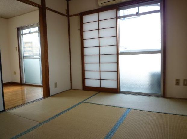 Living and room. Separate reference is a picture