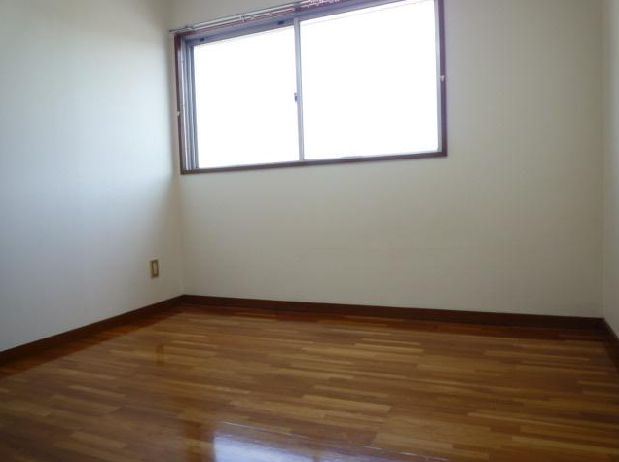 Living and room. Separate reference is a picture