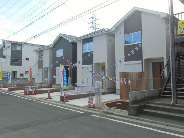 Local appearance photo. Was building completed. It is immediately possible preview. Spread is a quiet residential area in the surrounding area, Is a living environment that can be relieved to calm.