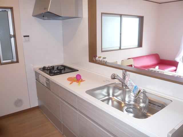 Kitchen. Building 3, Popular counter kitchen. Spread the conversation of family.