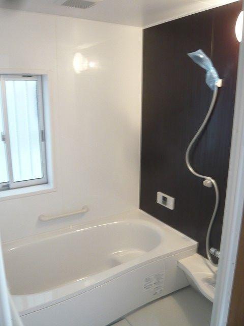 Bathroom. Brightly, It is a clean bathroom. Ventilation with windows is also a breeze.