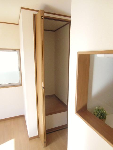 Receipt. Service storage provided in the living room. Even Living storage, It can also be used as a pantry.