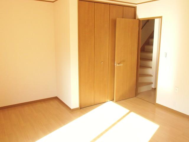 Non-living room. 1 Building Master Bedroom. You can enter and exit direct on the south side of the garden.