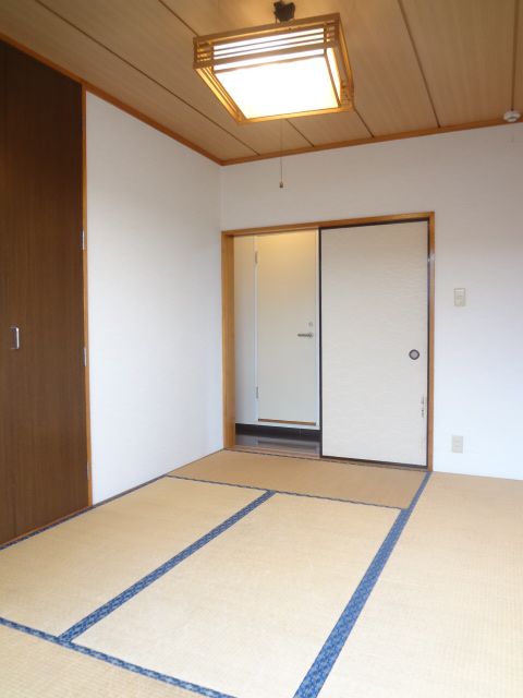 Living and room. Bright tatami rooms