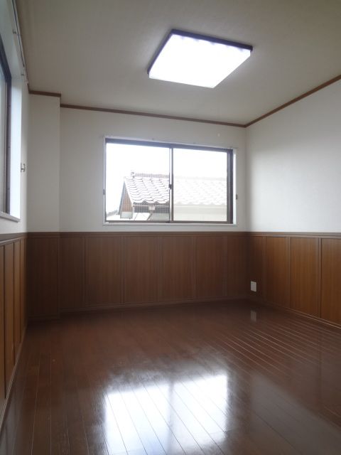 Living and room. Is the flooring of shiny ☆