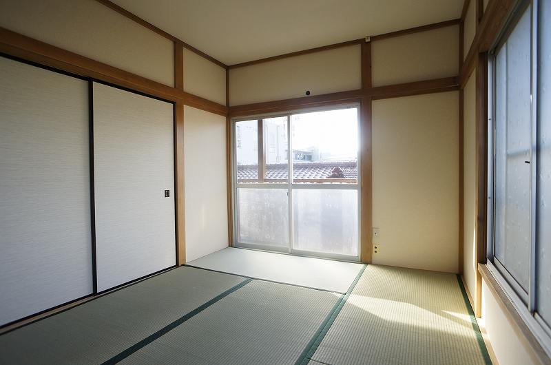 Living and room. 6-mat Japanese-style room