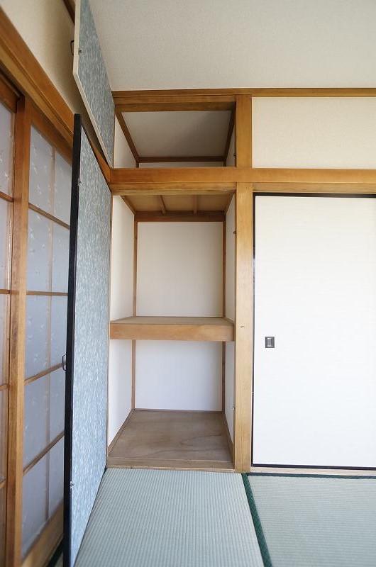 Receipt. 6-mat Japanese-style room storage