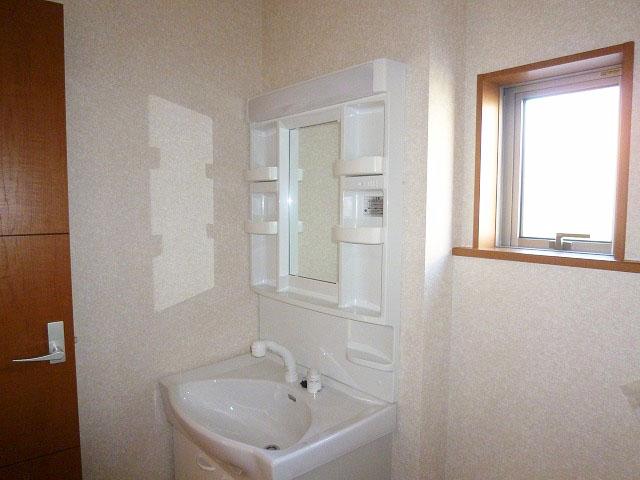 Wash basin, toilet. Indoor (12 May 2013) Shooting 1 Building