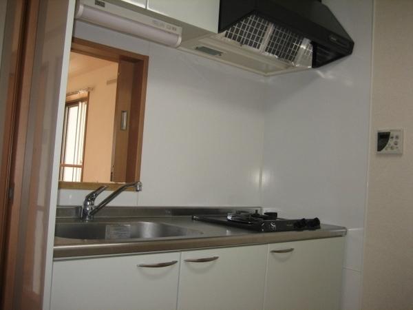 Kitchen. 2-neck with gas stove