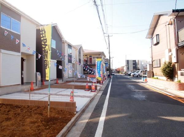 Local appearance photo. New construction 4 buildings site where orderly lined up in a quiet residential area