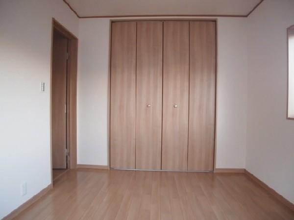 Non-living room. There are firmly in each room