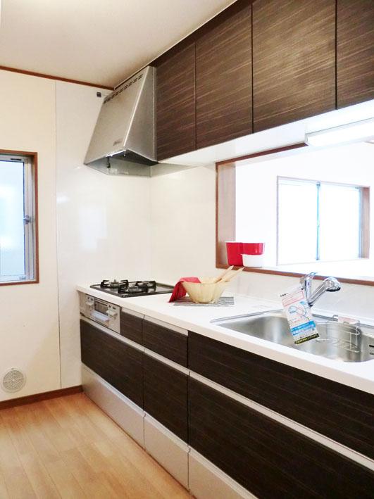 Kitchen. Building 2 Indoor (10 May 2013) Shooting While enjoying the conversation of the family is a face-to-face kitchen that can be dishes!