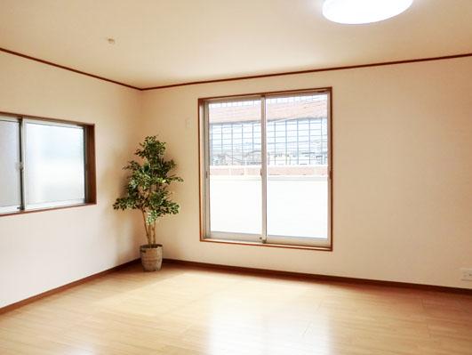 Living. Building 2 Indoor (10 May 2013) Shooting Second floor living plugging bright light, It is attractive because the eyes from the outside do not mind!