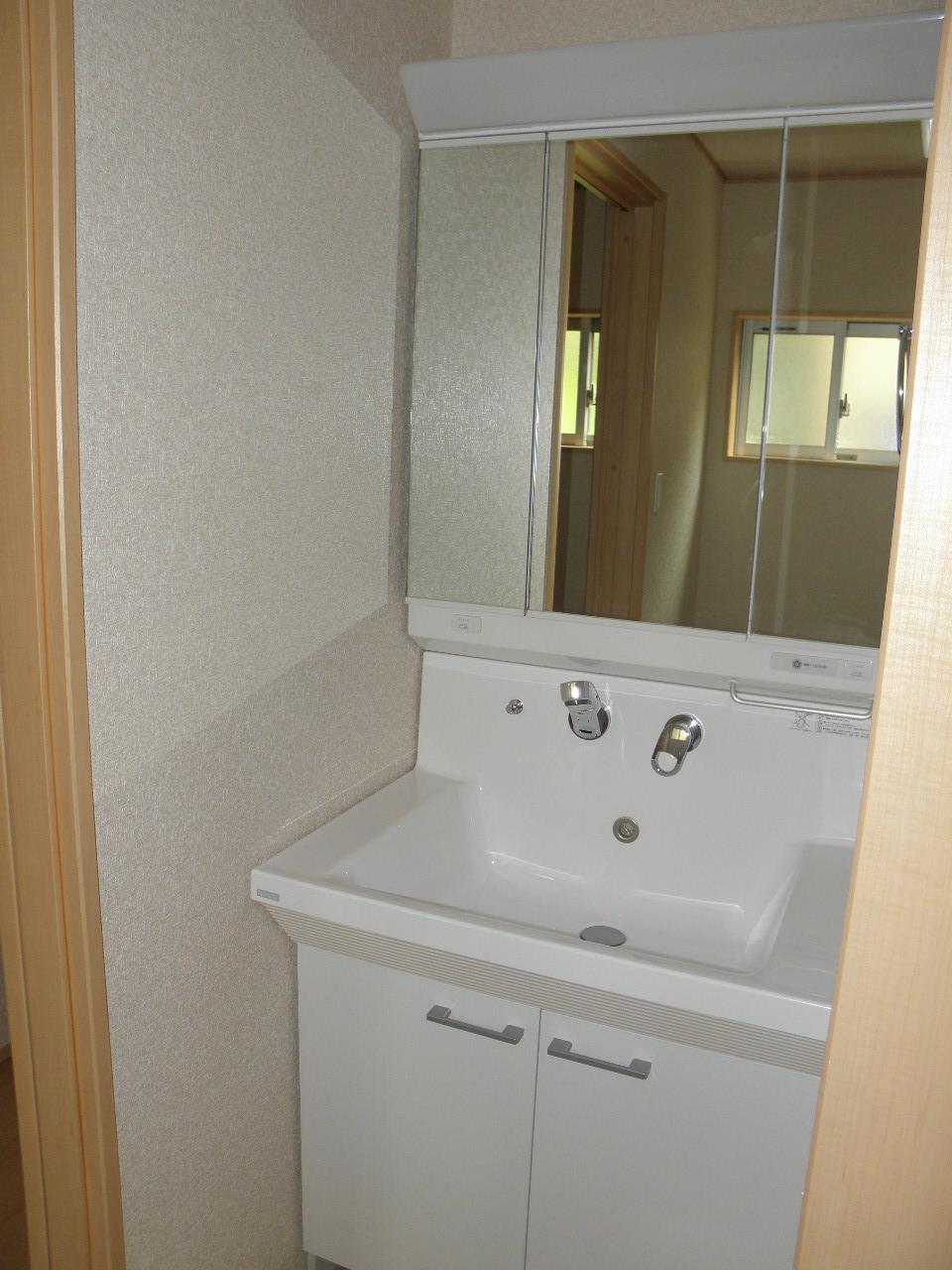 Wash basin, toilet. Indoor (September 2013) Shooting