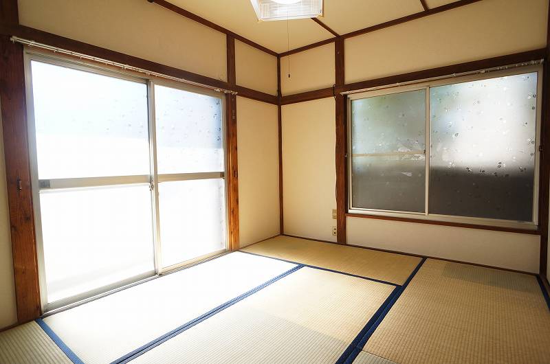 Living and room. Two-sided lighting is 6 Pledge Japanese-style room
