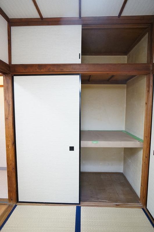 Receipt. It is a closet with upper closet