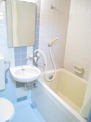 Bath. Cleaning is also easy in the three-point unit bus