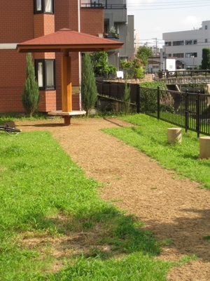 park. 20m to square (park)