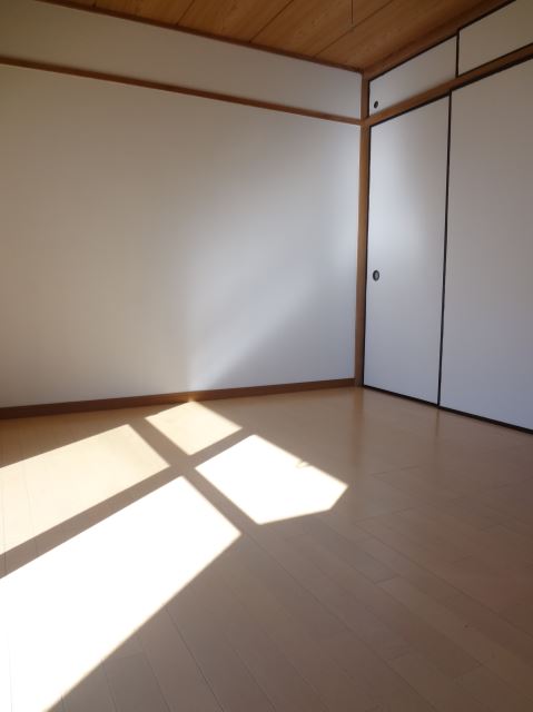 Living and room. It is easy floor plan arrangement of the furniture