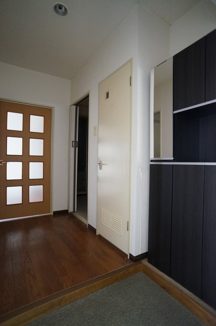 Entrance. With mirror shoe box new