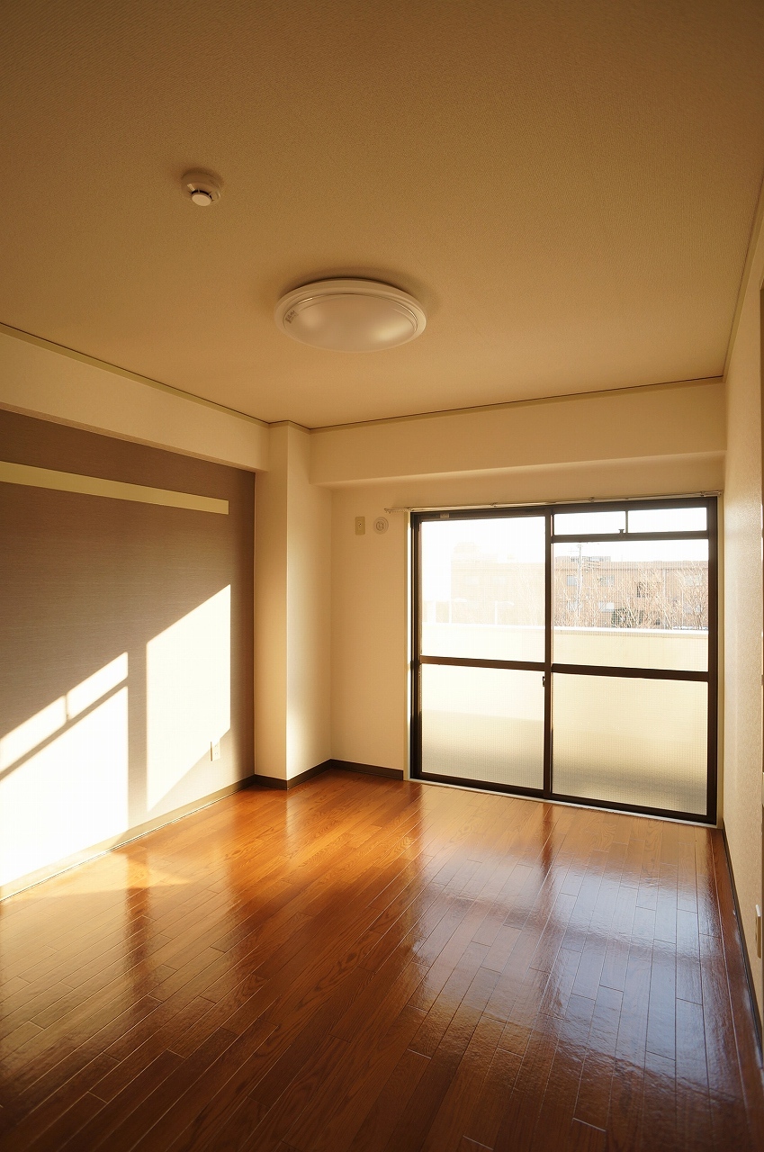 Living and room. Building without sun per good on the south side