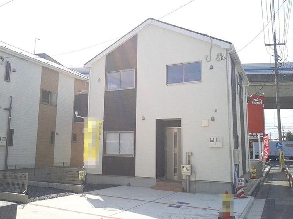 Local photos, including front road. Local (10 May 2013) Shooting