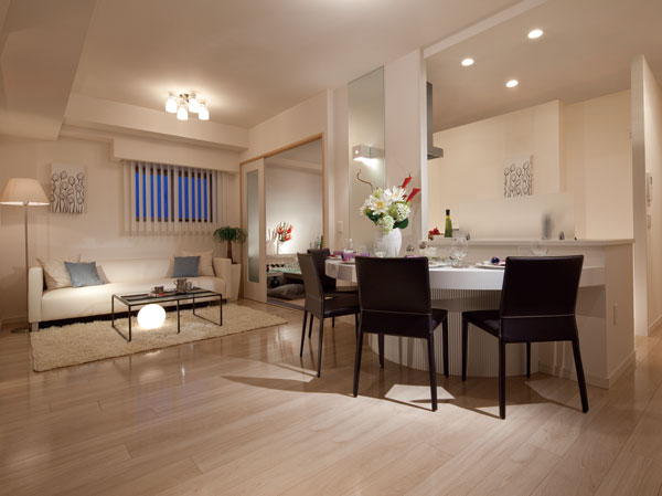 Living.  [Living who designed the peace ・ dining] It is the central space of the house living ・ Dining, Ensure the breadth of your family has a relaxed get together with nature. Relaxed space is finished with materials that controversial elegant look, Creating a deeper peace than anywhere. The space in which the calm alive, We will continue to spread the rich life of the scene.  ※ All the published photograph of the model room E type