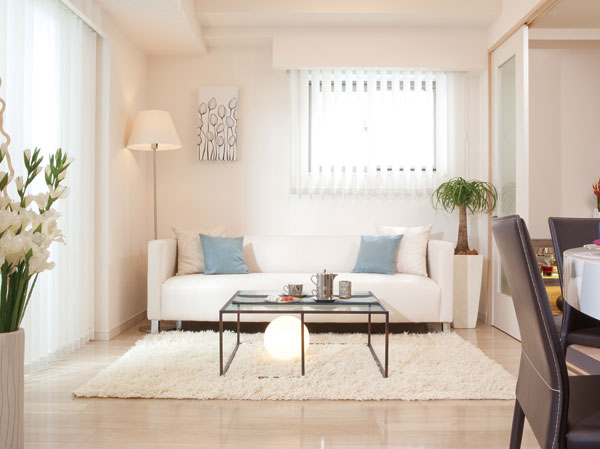 Living.  [In the space of the family, The hospitality of light and wind] Morning to put the switch of feeling bathed in the sunlight of the more dazzling. Loose and relax night wrapped in a gentle wind. Commitment to abundantly incorporate opening plan the blessings of nature, It was tailored to the space full of more of a feeling of opening visible. You hospitality the moment of reunion comfortably elegant. (living ・ dining)