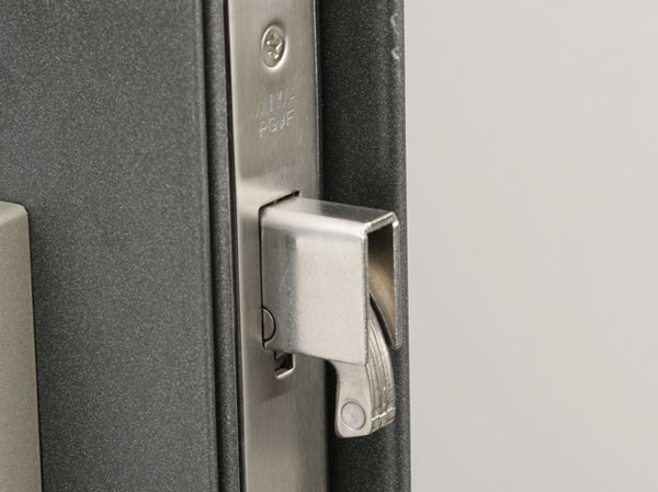 Security.  [Entrance whether or tablet ・ Double Rock] It was provided with such double lock of time to sickle-type dead bolt and incorrect tablet cariostatic to the destruction of the bar, etc.. (Entrance or or tablet / Same specifications)