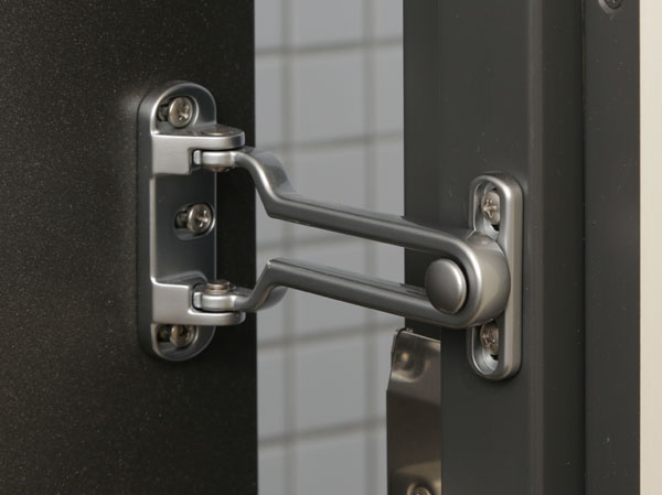 Security.  [Door Guard ・ Door eye cover] Adopted Door Guard there is little fear of cutting. It was a cover to prevent such light leakage in the door peephole. (Door Guard / Same specifications)