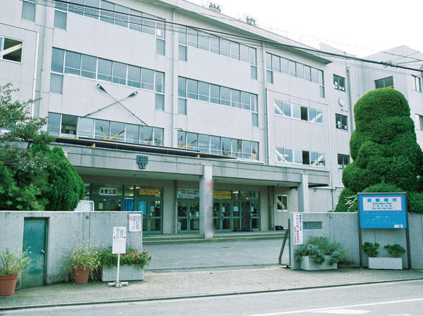 Surrounding environment. Toda junior high school (19 minutes walk / About 1490m)