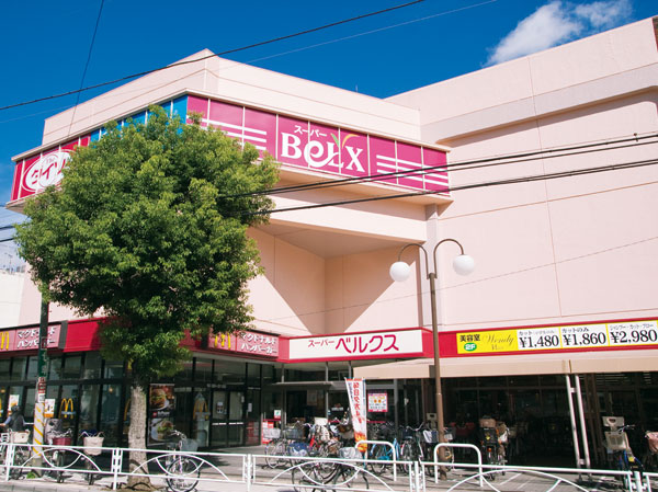 Surrounding environment. Large and small and a variety of park is dotted with the local neighborhood of <Renaissance Todakoen>, Spread the sports park vast Todakoen and Arakawa to spend fun holiday if carry the foot to Arakawa. Convenient commercial facilities were also enhanced location on every day of shopping. Other public ・ culture ・ Medical care ・ Also're familiar educational facilities. (Bergs Toda shop (A 5-minute walk / About 380m))