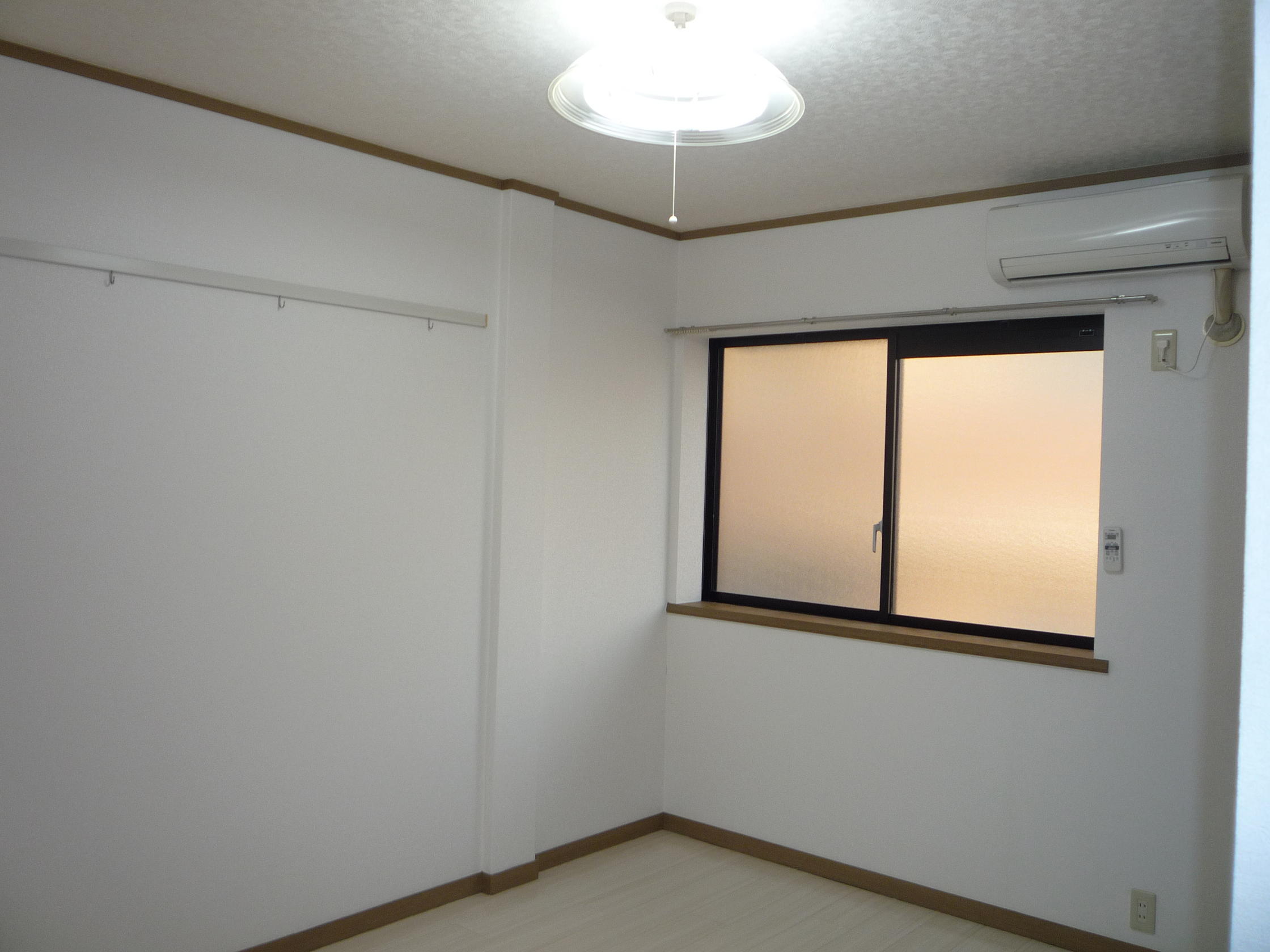 Living and room. Western-style 6 Pledge (2)