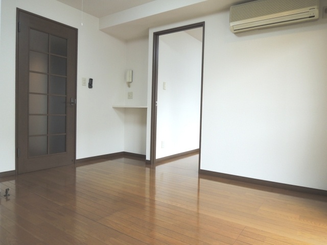 Living and room. Separate reference is a picture