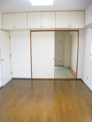 Living and room. It is a spacious room ☆