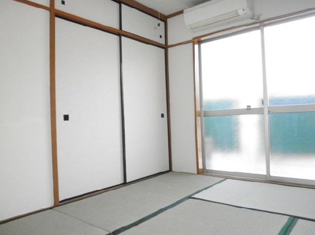 Living and room. Separate reference is a picture