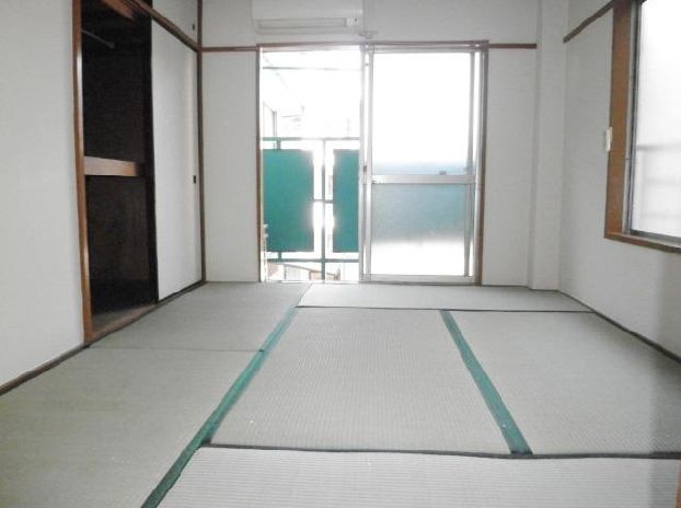 Living and room. Separate reference is a picture